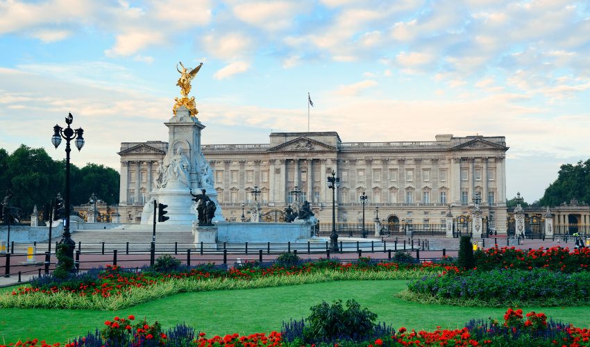 one of the best things to do in London is to visit Buckingham Palace